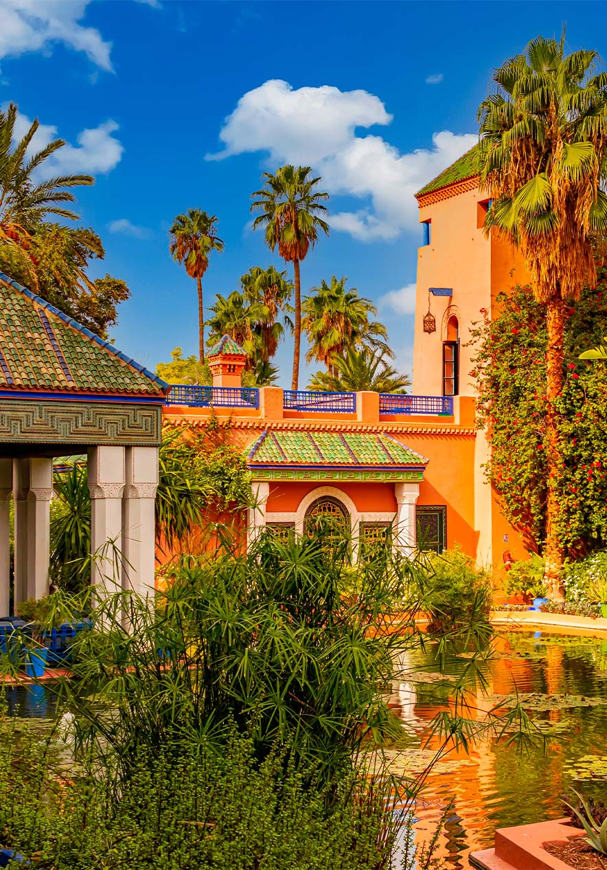 Jardín Majorelle, creado por Jacques Majorelle, es un oasis de belleza con tonos azul majorelle