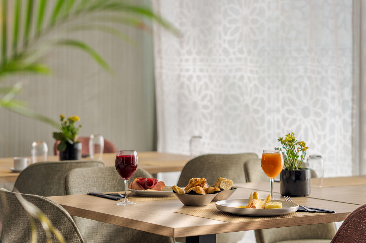 El restaurante Algarbe, del Hotel en Tánger cerca de la playa, sirve croissants, platos decorados y jugos