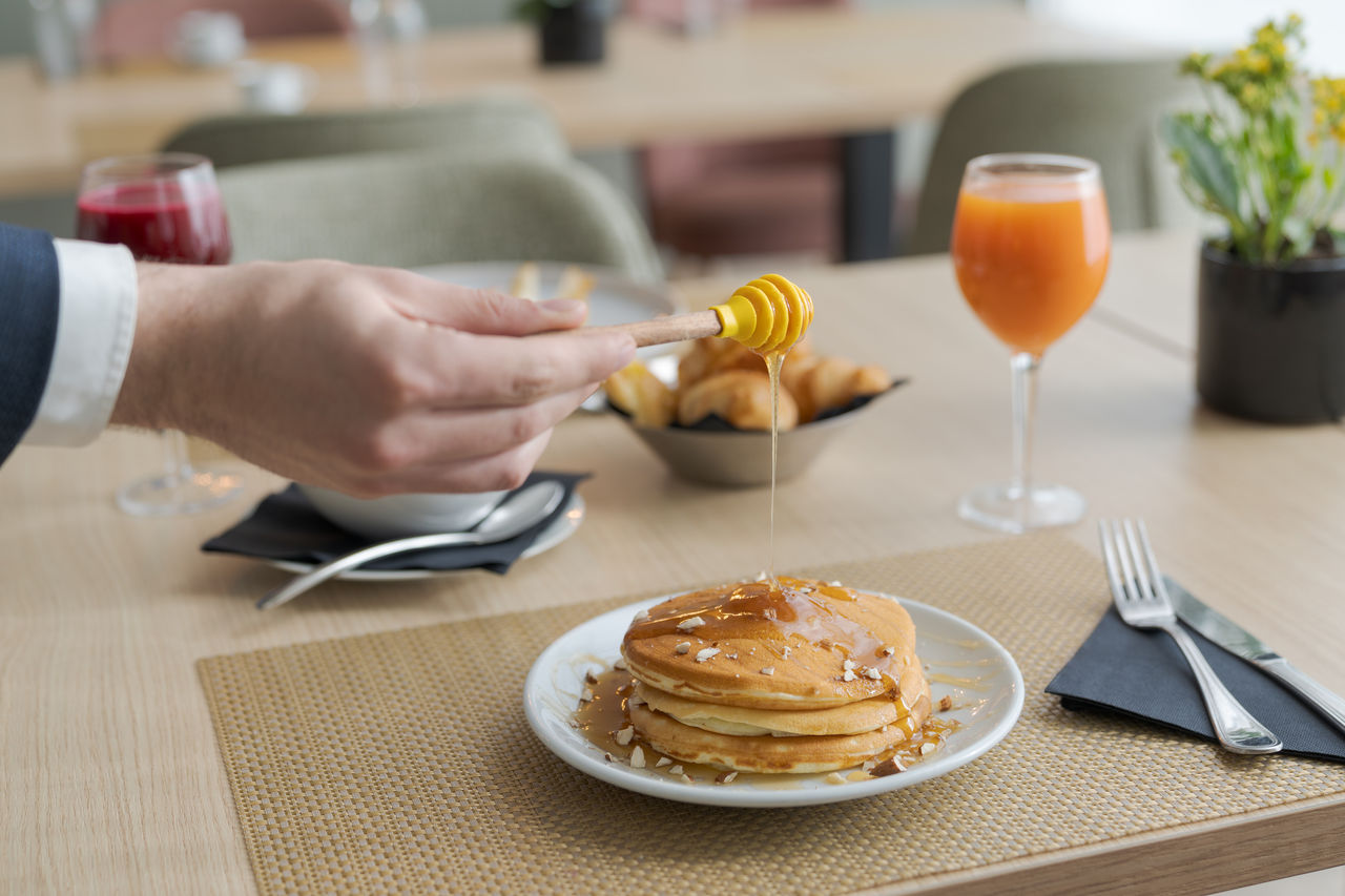 El restaurante Algarbe, del Hotel en Tánger cerca de la playa, sirve panqueques con miel y jugo de naranja