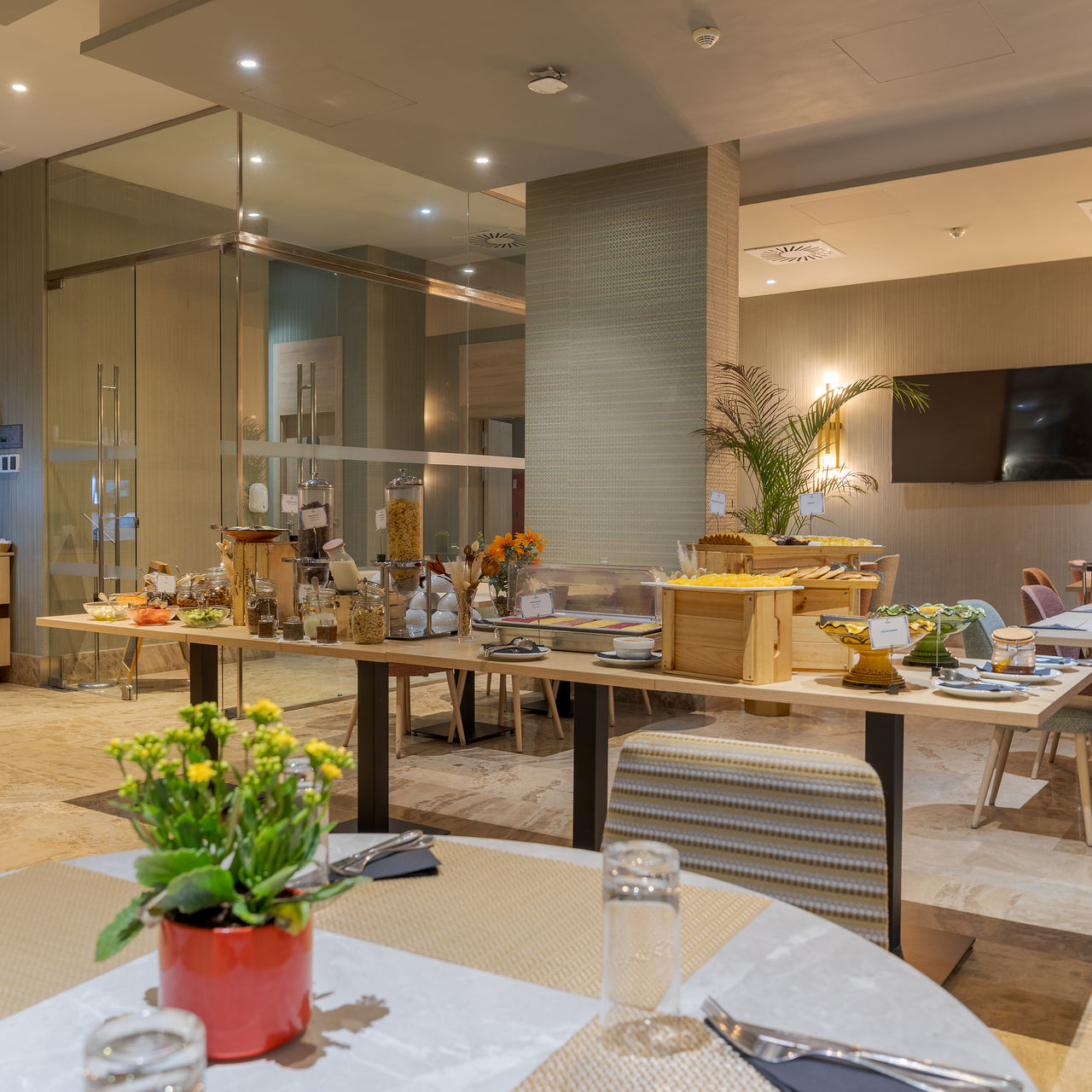 Sala del desayuno del Pestana Tanger City Center, Hotel en Tánger cerca de la playa, con buffet de comida