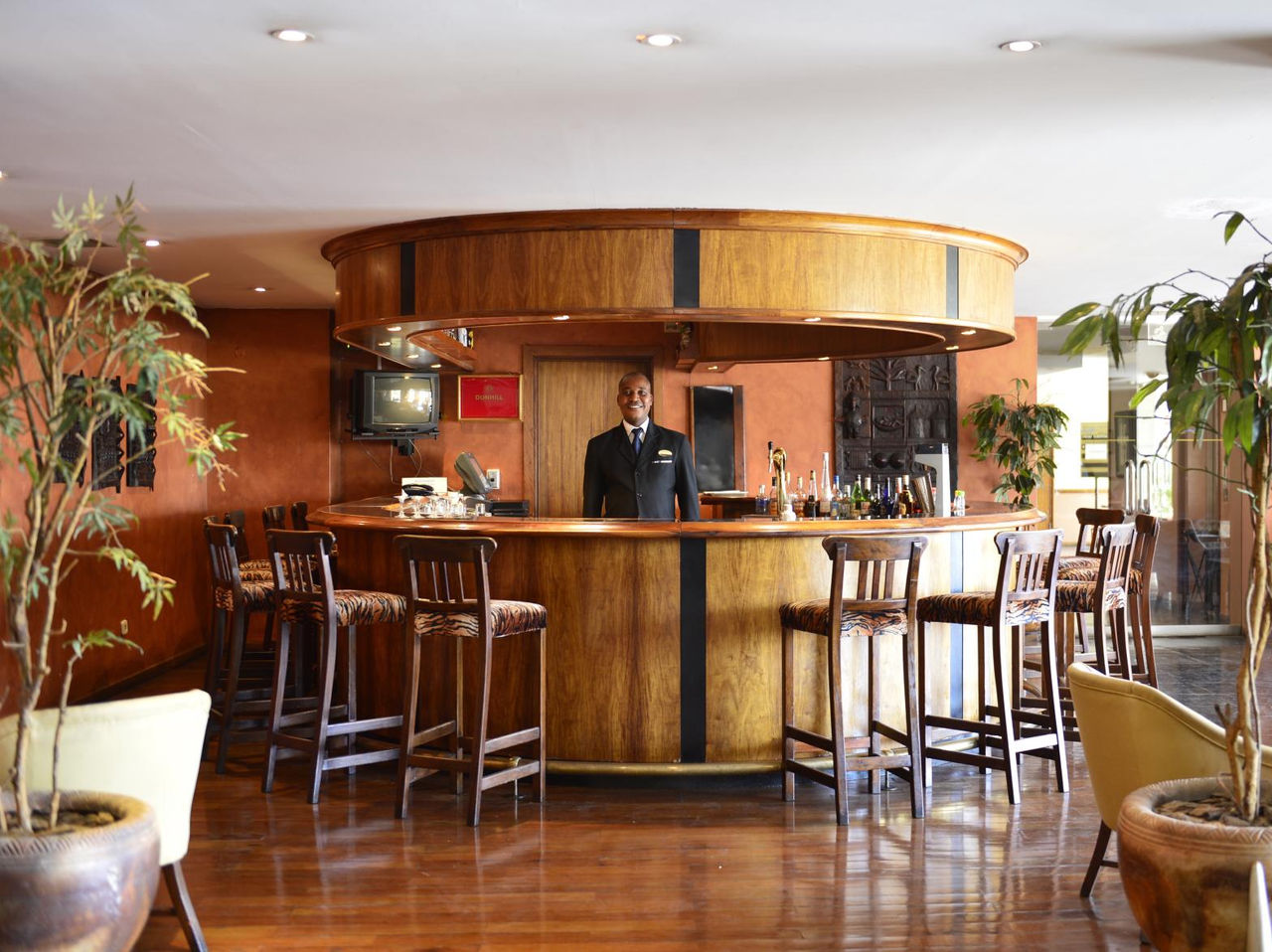 El bar Sasseka, del Hotel 4 Estrellas en Maputo, tiene sillas altas y sirve varias opciones de bebidas alcohólicas y no