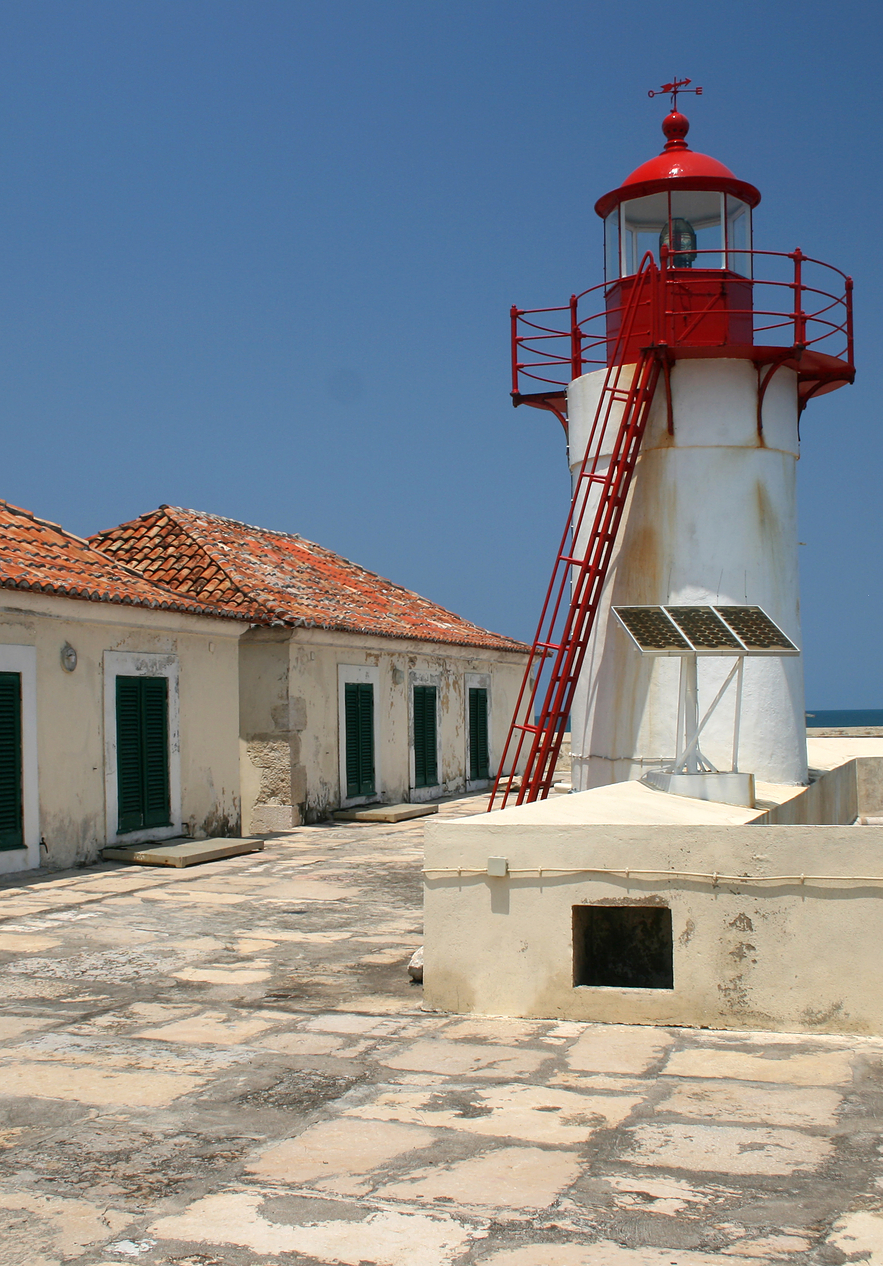 Fuerte de São Sebastião en São Tomé, con faro, cañón y mirador al mar