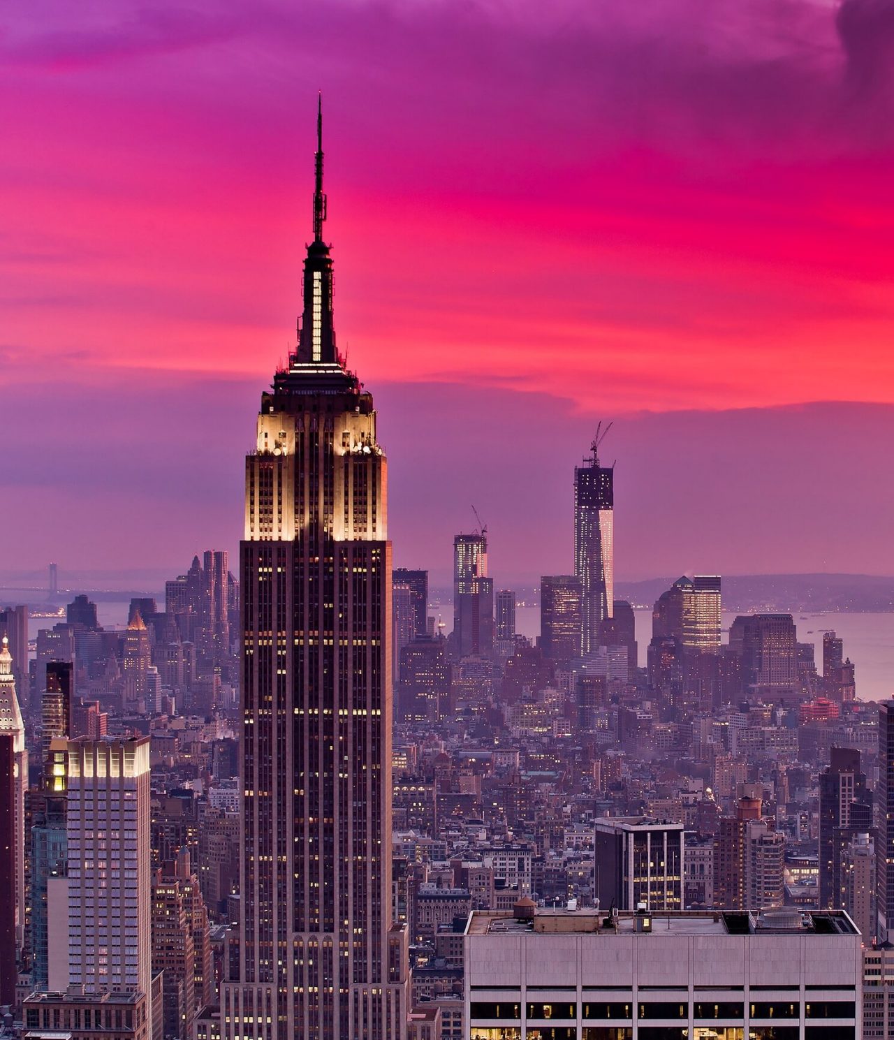 Explora Hoteles en Nueva York con vistas al Empire State Building y el skyline iluminado al atardecer
