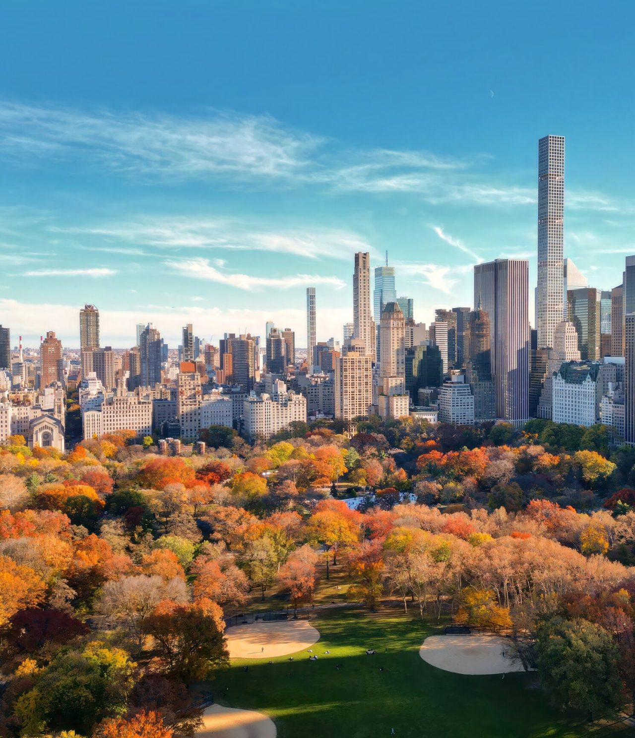 Explora Hoteles en Nueva York con vistas al skyline de Manhattan y Central Park cubierto de colores otoñales
