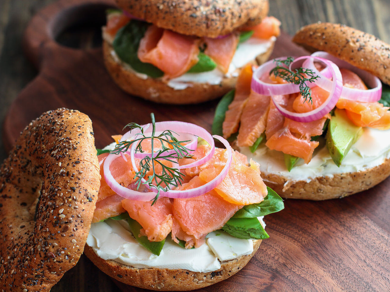 Explorá Hoteles en Nueva York presentando bagels con salmón ahumado, queso crema y cebolla morada fresca