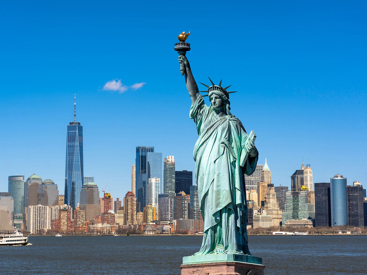 Explora Hoteles en Nueva York con vistas a la Estatua de la Libertad y el perfil urbano de Manhattan