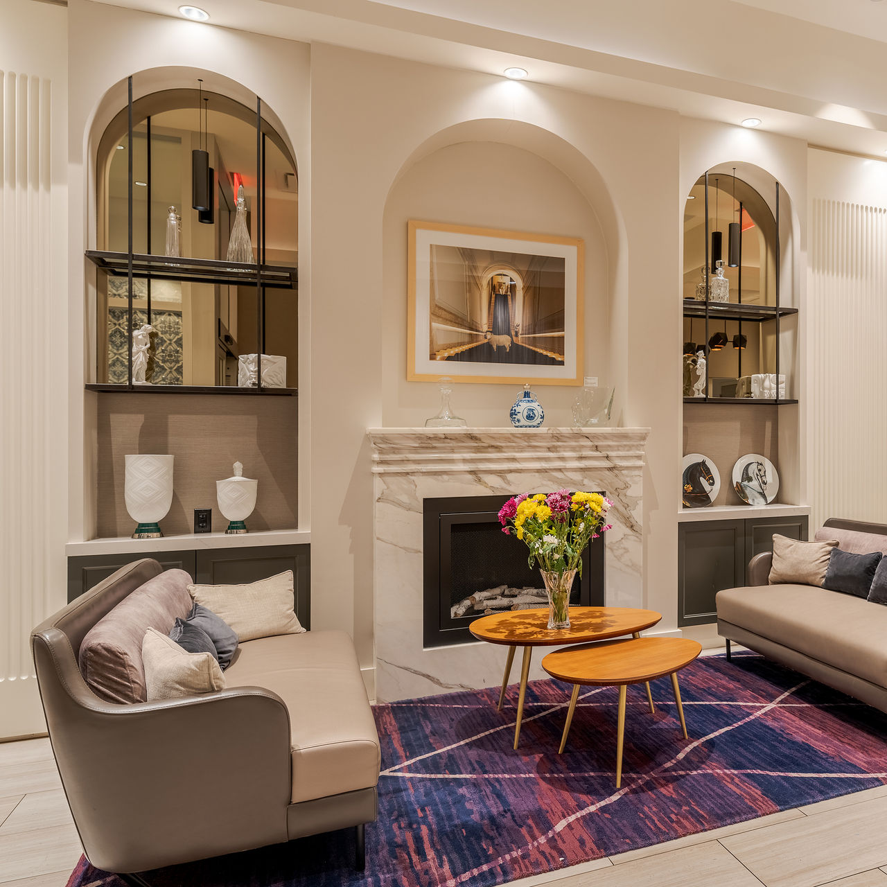 Espacio de entrada del Pestana Park Avenue, con un diseño sofisticado con muebles, alfombras y obras de arte
