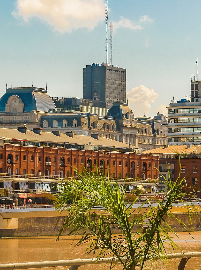 Paisaje urbano de Buenos Aires con el barrio portuario de Puerto Madero, edificios altos y el Río de la Plata.