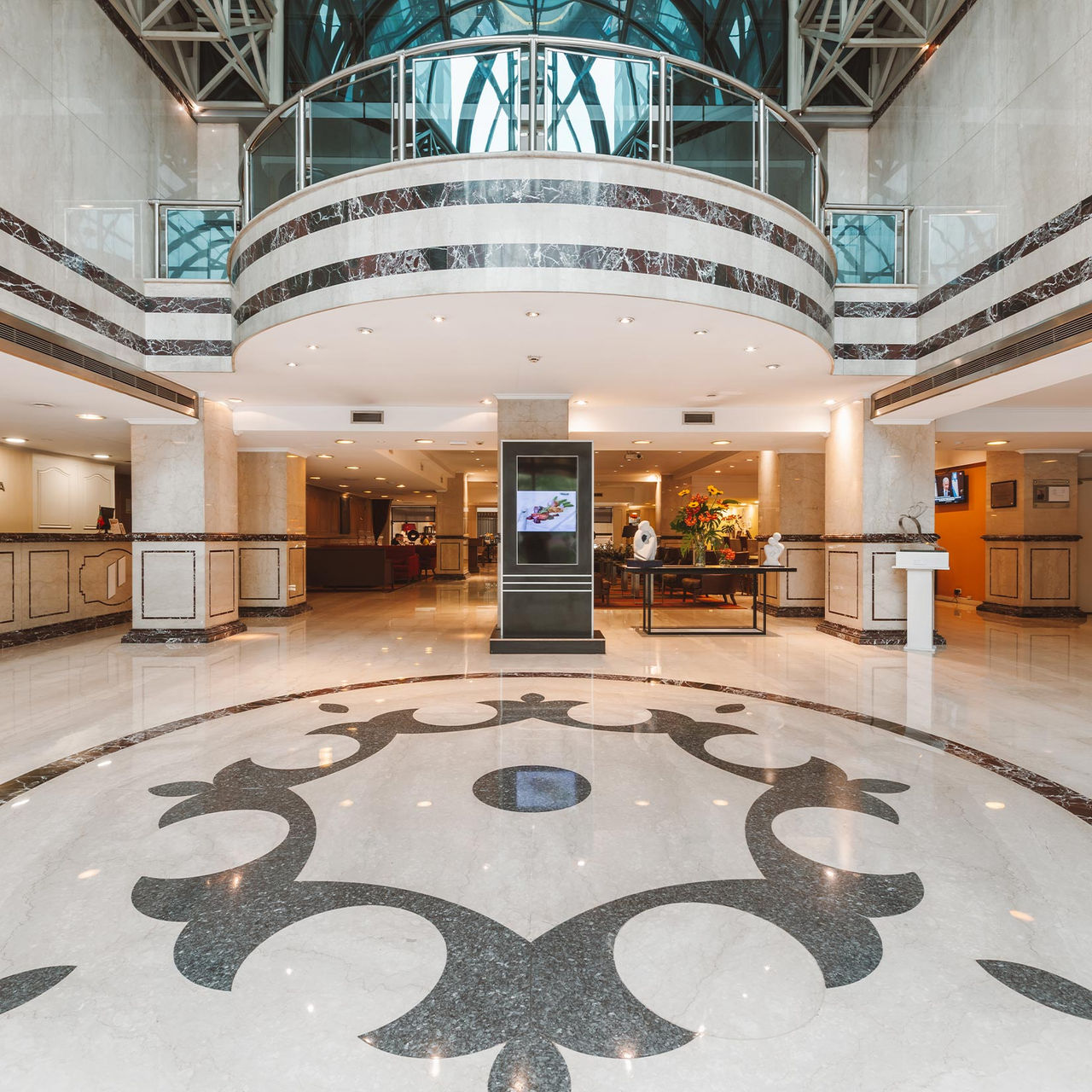 Pestana Buenos Aires, Hotel Premium en Buenos Aires, con amplio lobby de mármol y balcón circular iluminado