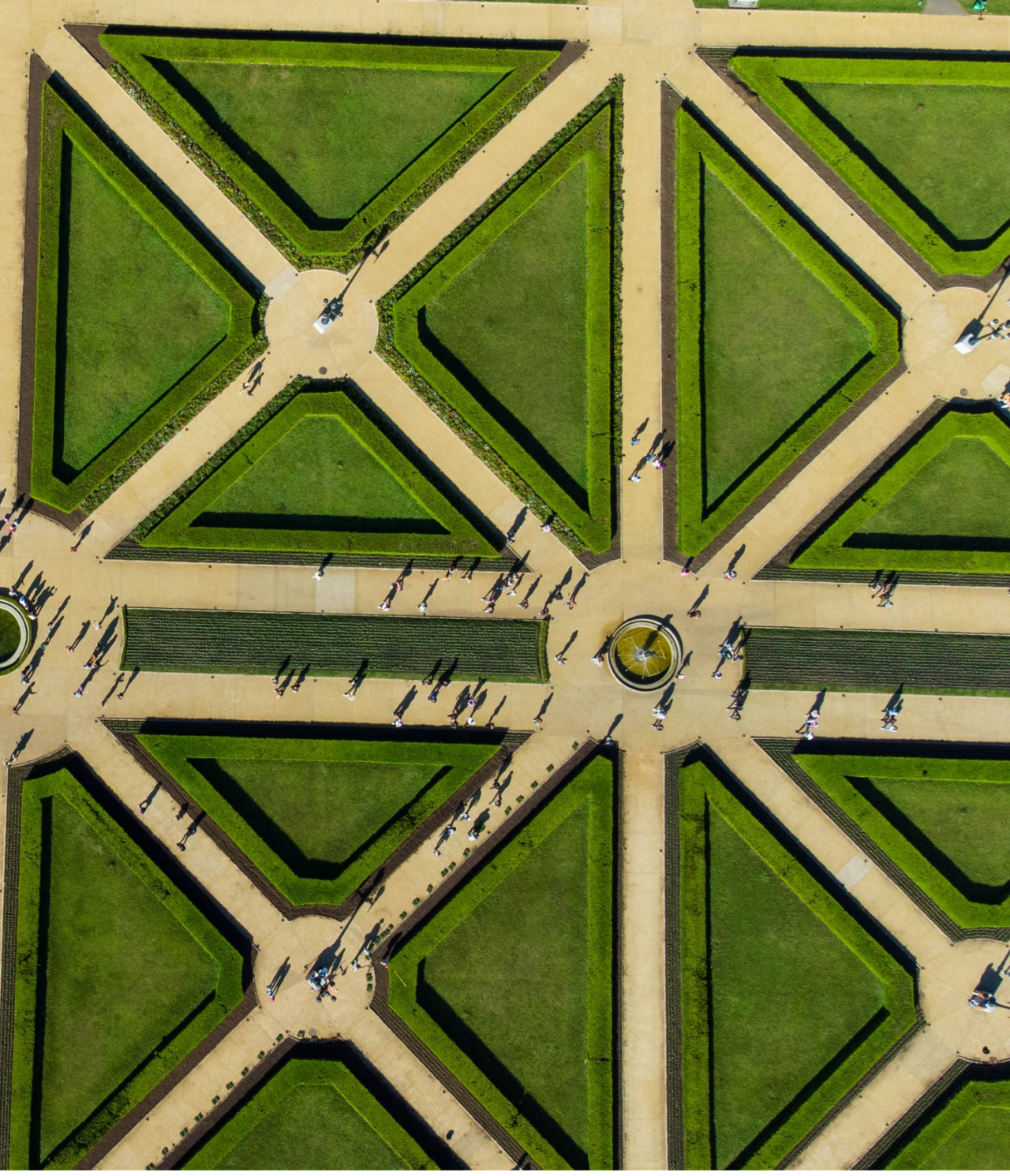 Vista aérea del Jardín Botánico con énfasis en el invernadero de vidrio, inspirado en los palacios franceses