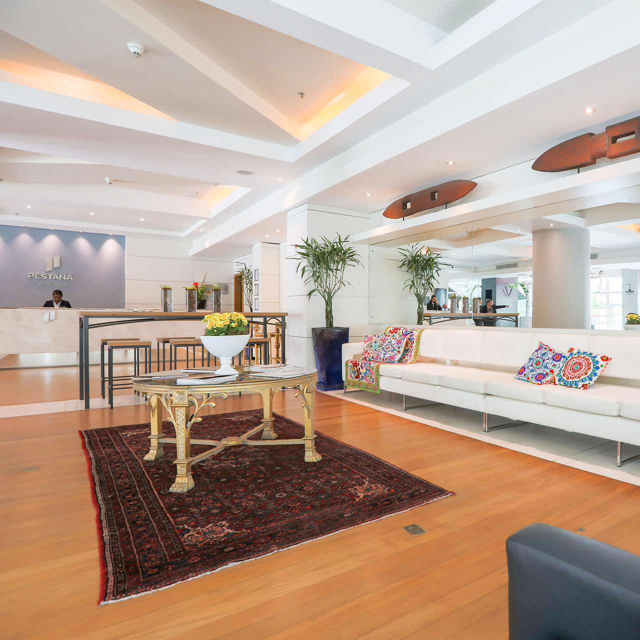 Lobby y recepción del hotel Pestana Curitiba en el centro de la ciudad, en Brasil