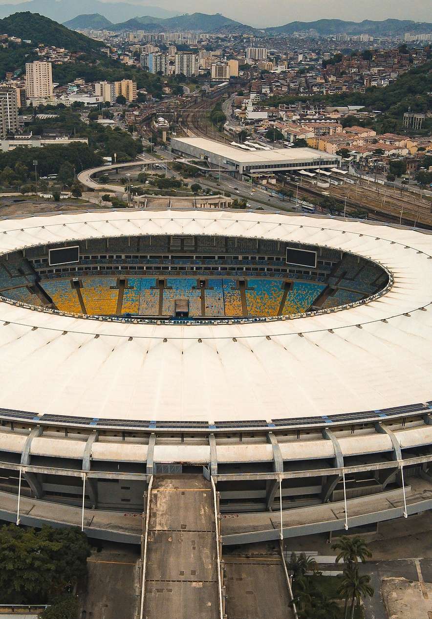 Maracaná en Río de Janeiro, con estructura imponente y gradas coloridas en el estadio