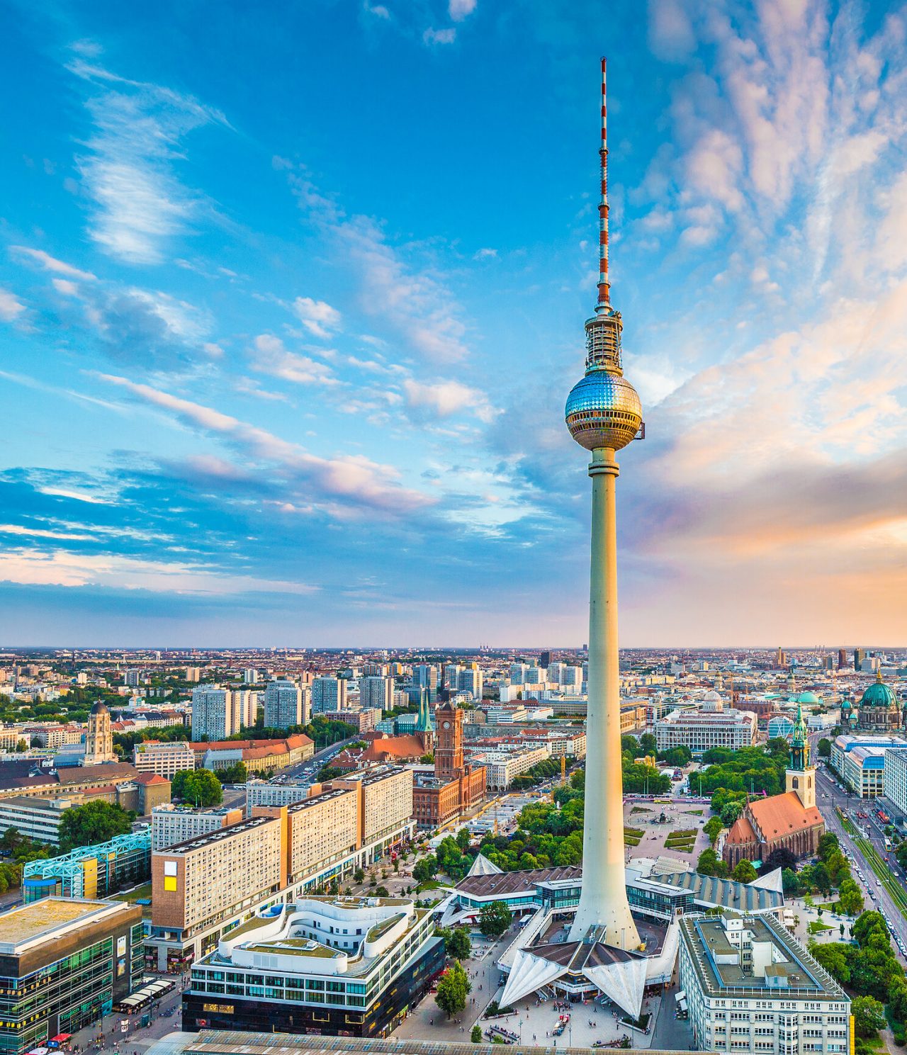 Famosa torre de Televisión situada en Alexanderplatz, rodeada por la ciudad de Berlín, con la puesta de sol de fondo