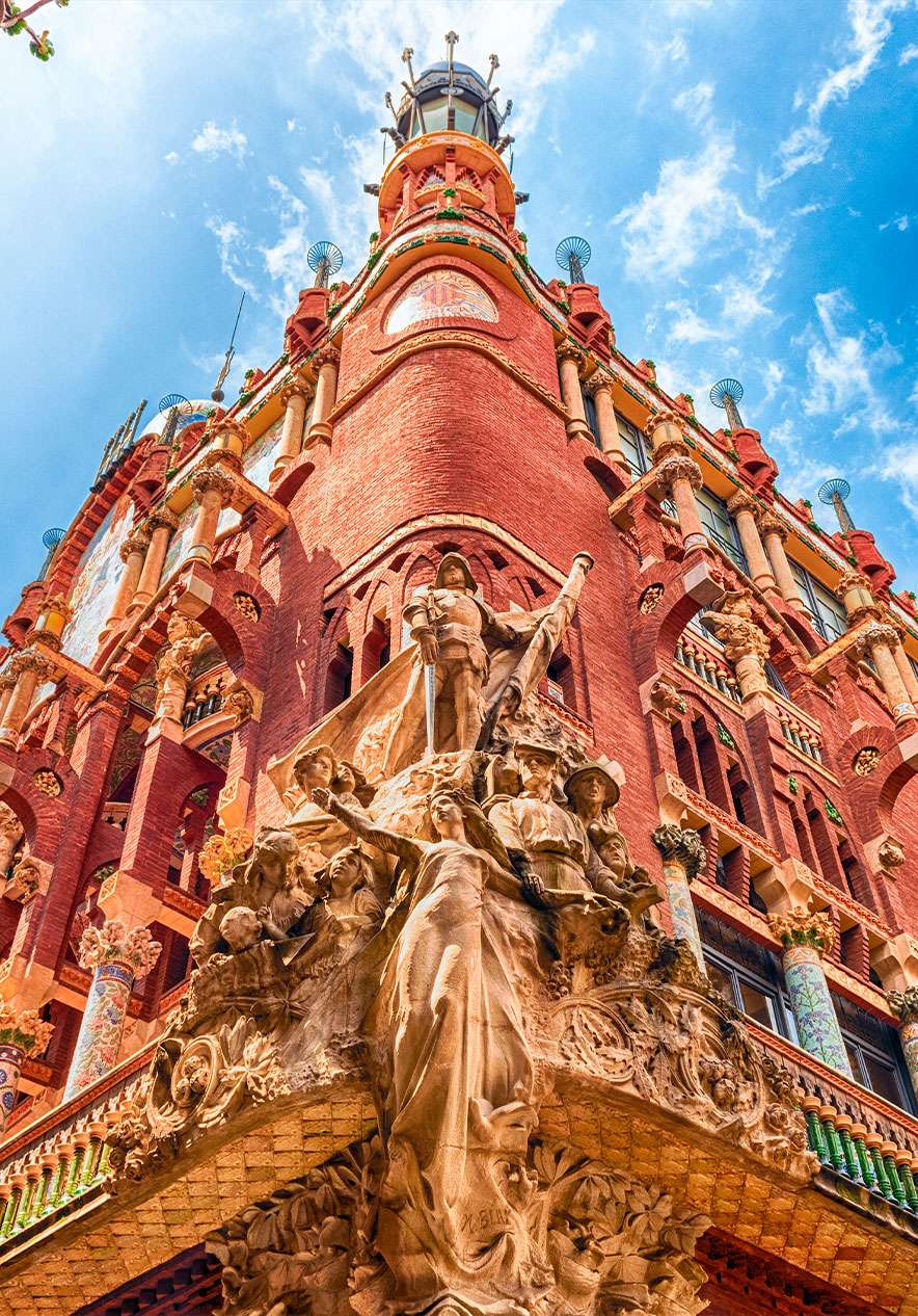 El Palau de la Música Catalana en Barcelona es una joya arquitectónica con fachada ornamentada