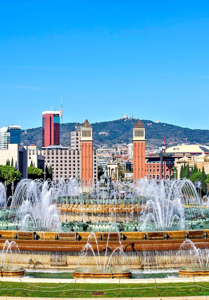 La Fuente Mágica de Barcelona deslumbra con sus chorros de agua iluminados y coreografías de luces