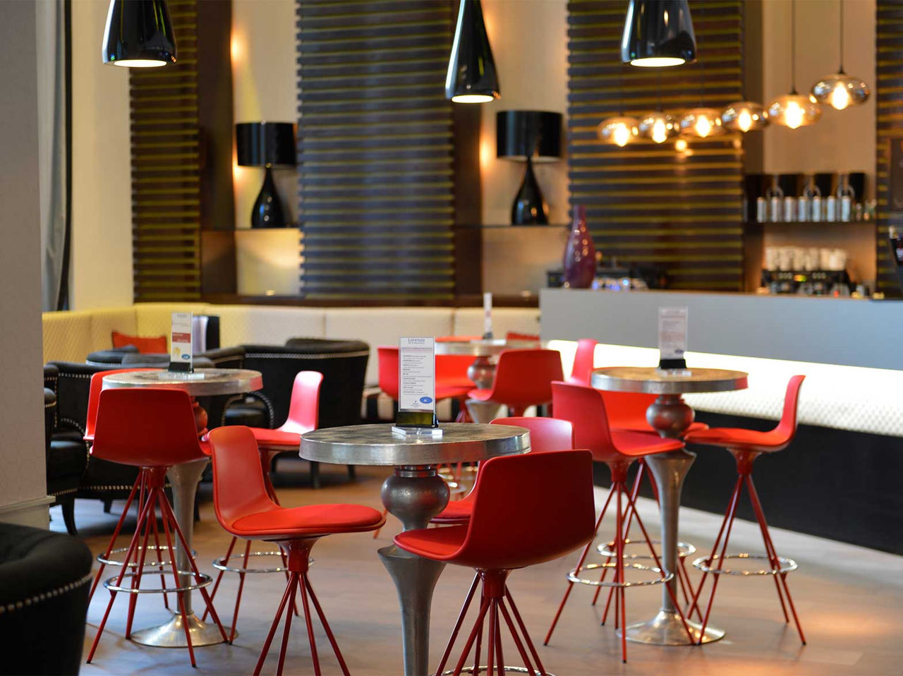 El bar Lobby, del Hotel en Barcelona, es un espacio con varias mesas, donde se pueden beber bebidas y disfrutar de snacks