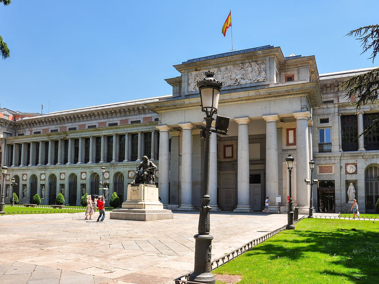 Entrada del Museo del Prado en Madrid, que muestra el patrimonio de la ciudad y de España