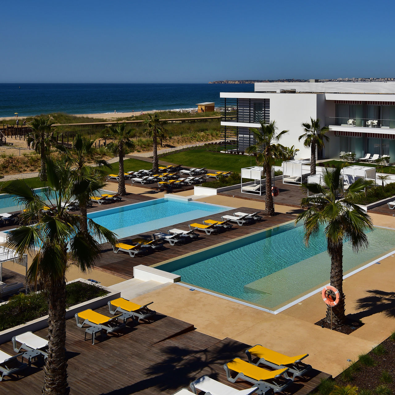 Vista aérea de la piscina del Pestana Alvor South Beach, en el Algarve, un hotel premium cerca de la playa