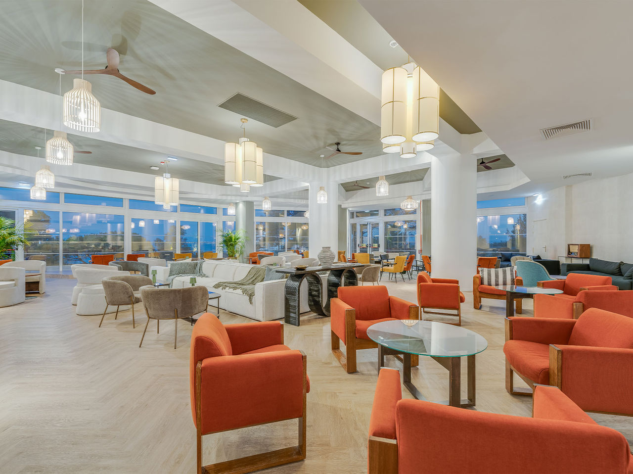 El bar Bubbles, del Hotel Todo Incluido en el Algarve, tiene varias mesas donde se puede disfrutar de una bebida fresca