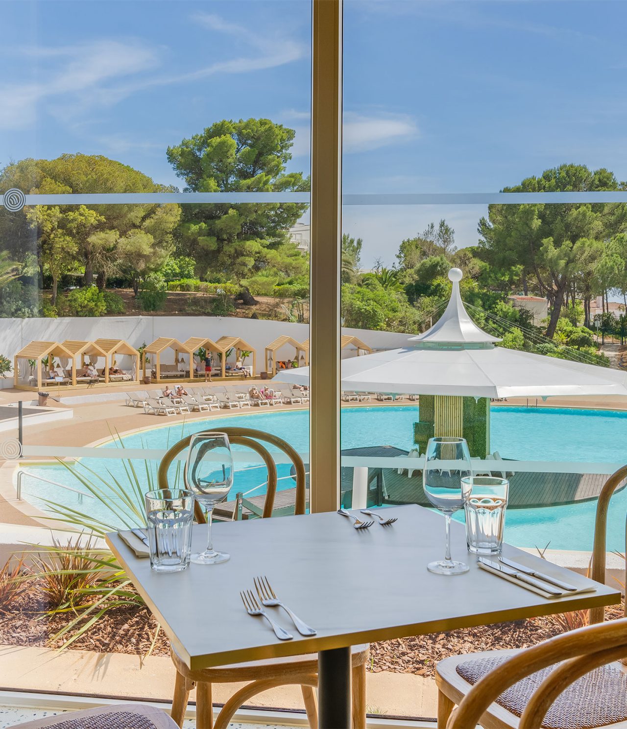 El restaurante Luigi, del Hotel Todo Incluido en el Algarve, tiene una mesa con vista a la piscina