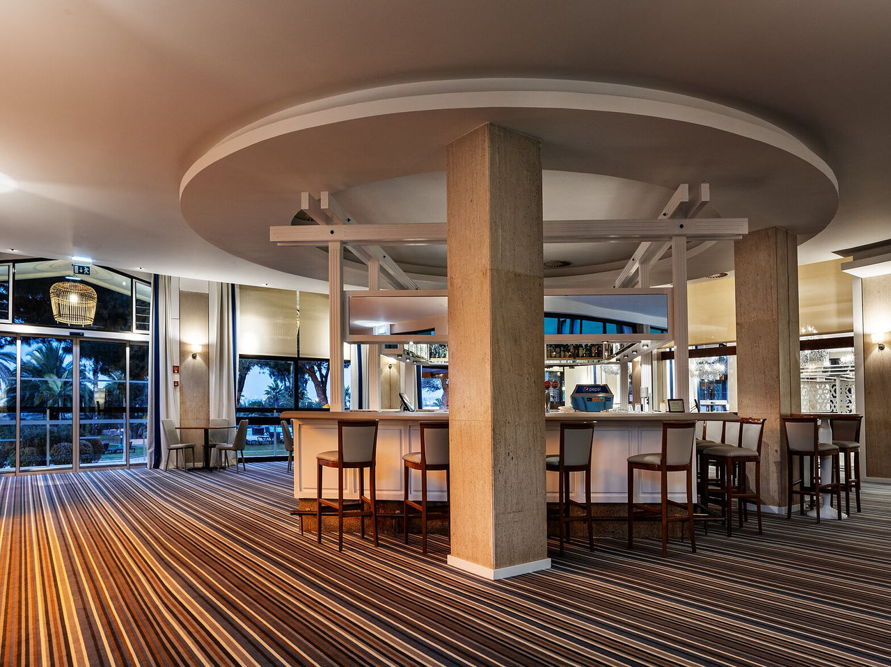 El bar del Príncipe, del Hotel 4 Estrellas en el Algarve, tiene un amplio espacio con sillas y un mostrador para bebidas