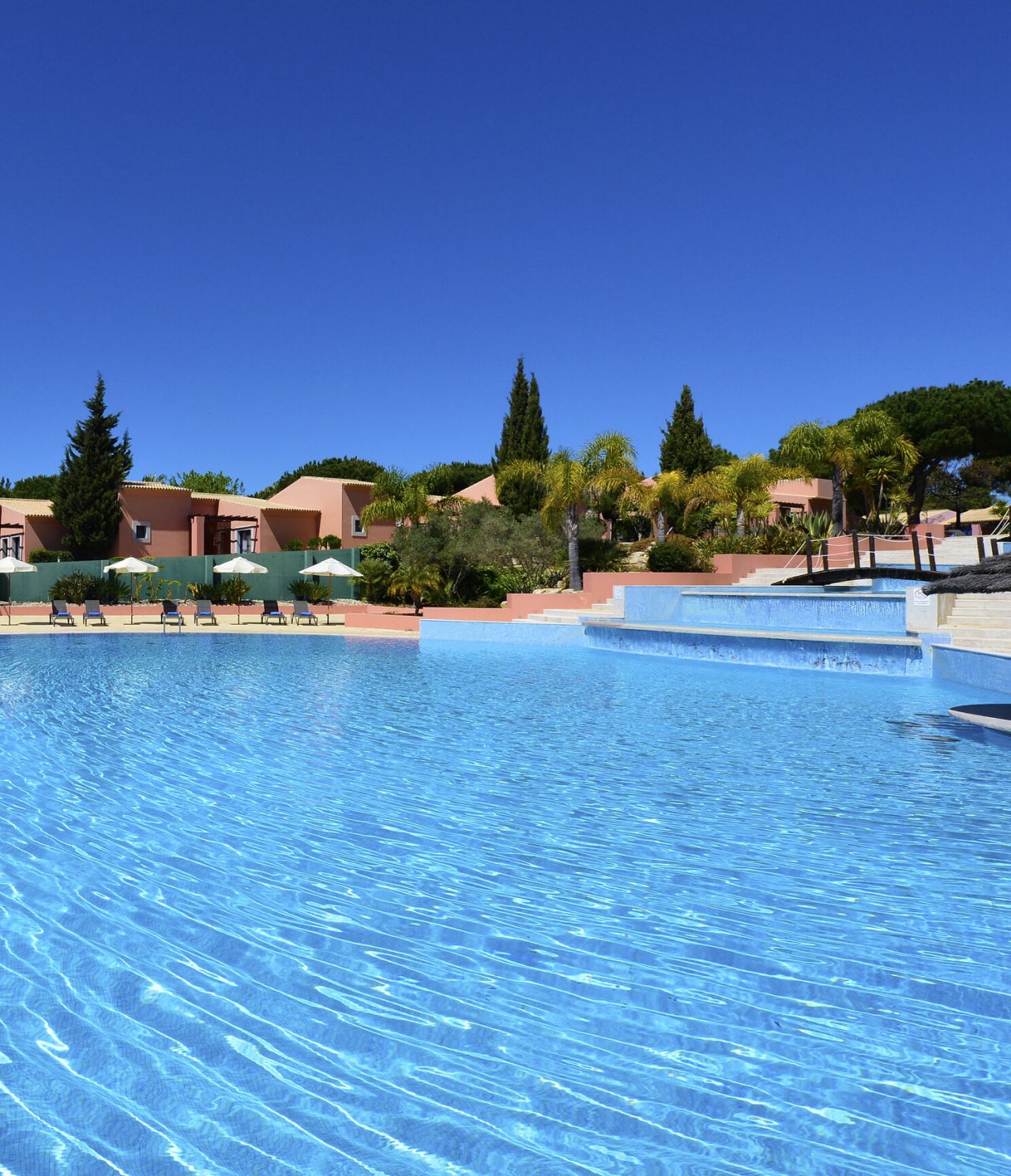 El bar de la piscina, del Hotel 5 Estrellas en Vilamoura, está junto a la piscina, que tiene varias tumbonas