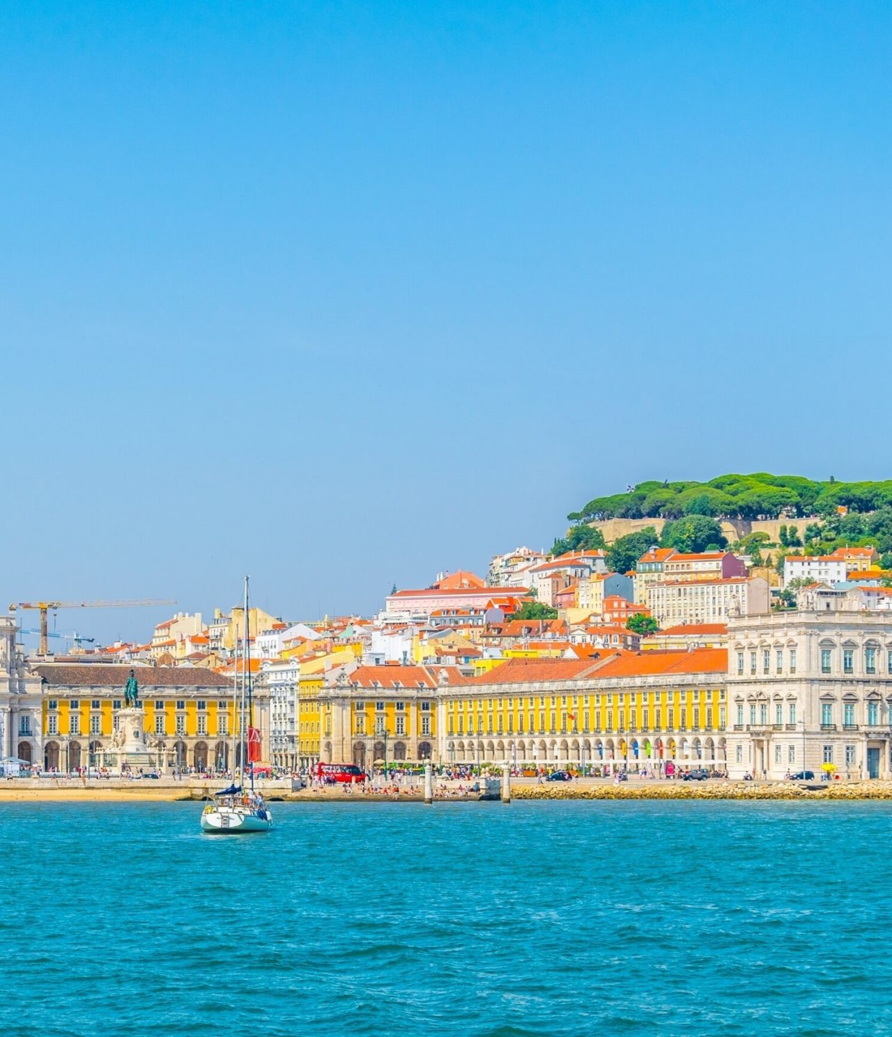 Vista del mar desde la ciudad de Lisboa, con un barco en el agua, el Terreiro do Paço al fondo y el centro de Lisboa