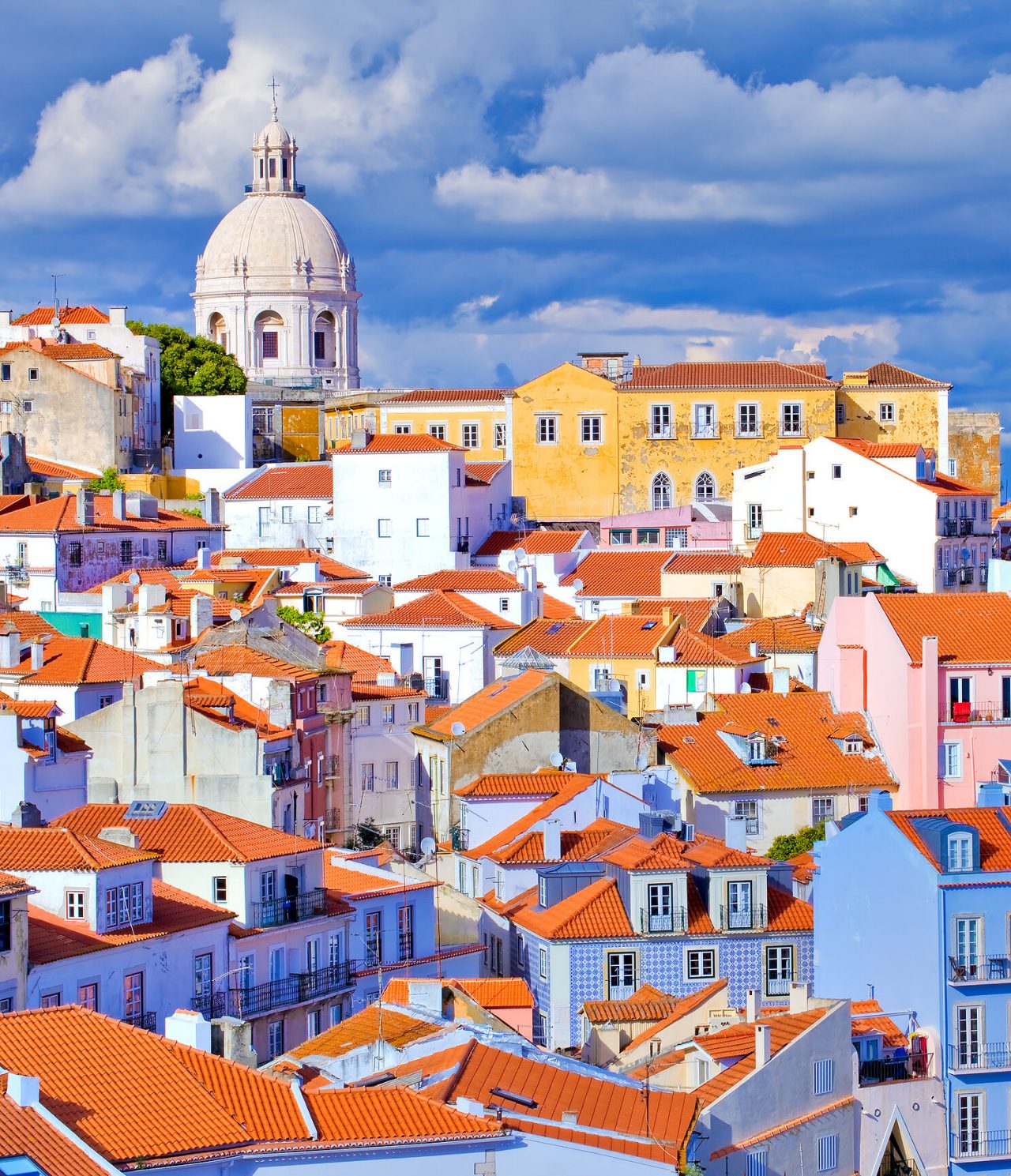 Explora Hoteles en Lisboa con vistas sobre los tejados rojizos y la cúpula histórica bajo nubes densas
