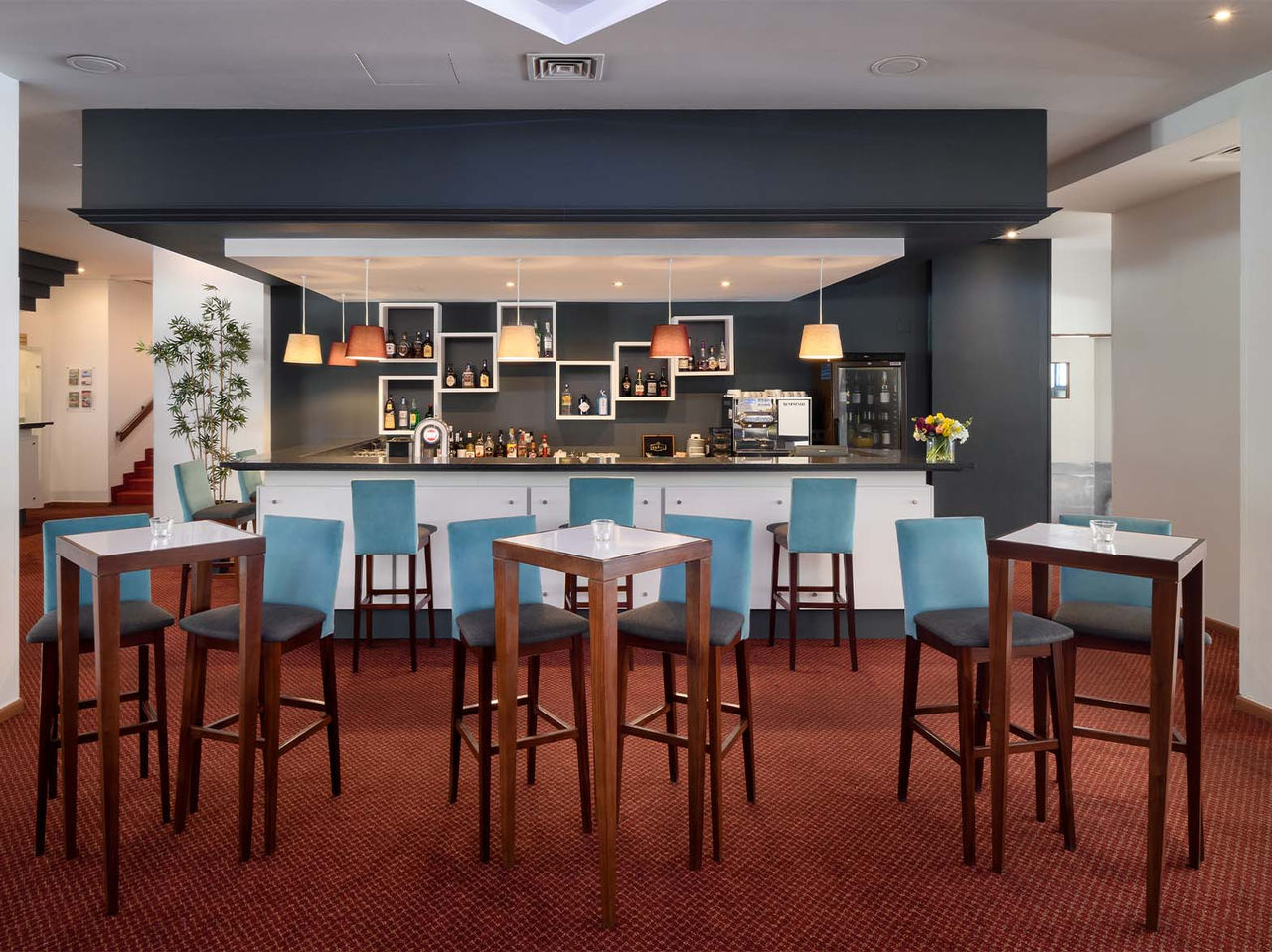 El bar Atlântico, del Hotel 4 Estrellas en Cascais, tiene un bar donde se pueden pedir cócteles o zumos