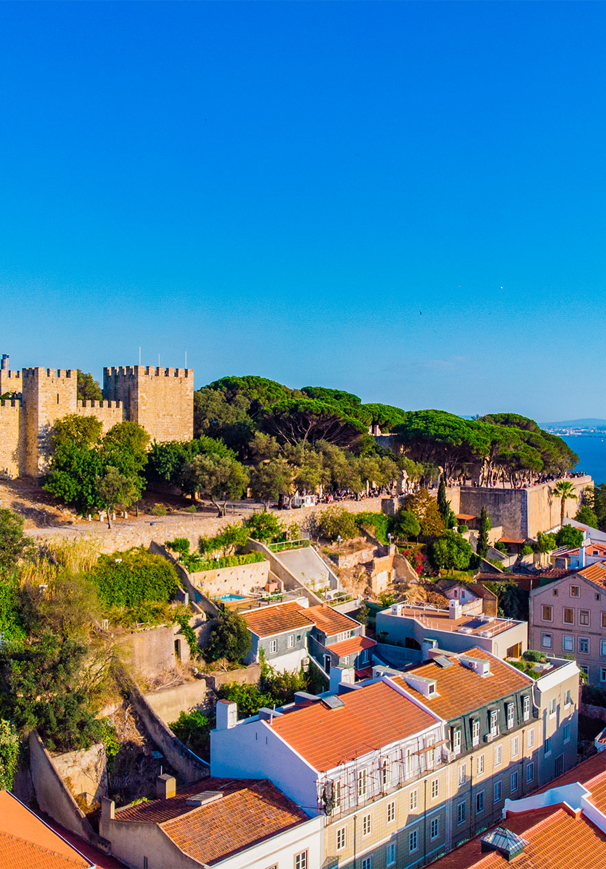 En lo alto de una colina de Lisboa, se encuentra el Castillo de San Jorge, con una vista deslumbrante de la ciudad