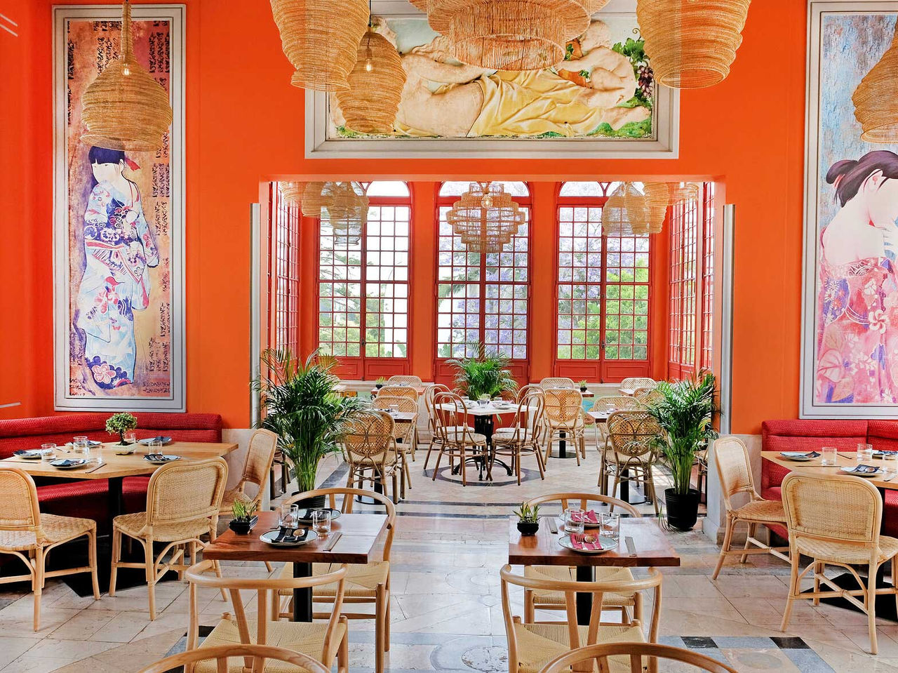 El restaurante Casa do Lago del hotel 5 estrellas Monumento Nacional tiene sala roja con mesas, sillas y ventana