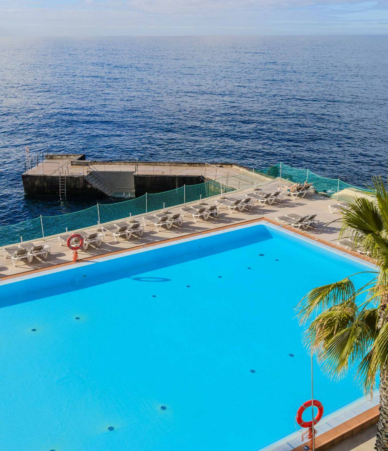 Bar del Pestana Carlton Madeira Hotel en el Centro de Funchal Frente al Mar con piscina junto al océano