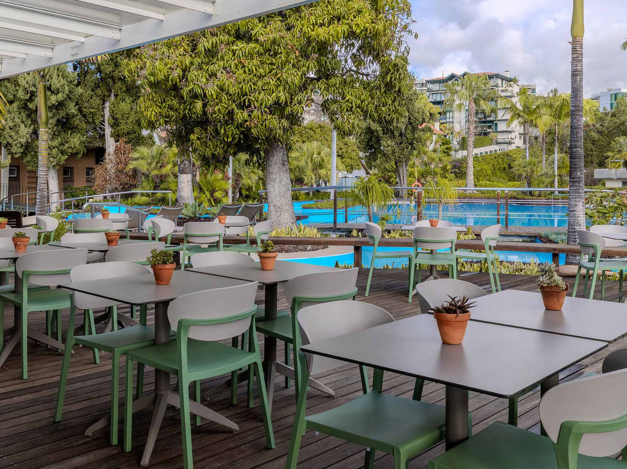 Restaurante del Pestana Carlton Madeira, Hotel de 5 Estrellas en Madeira con terraza junto a la piscina
