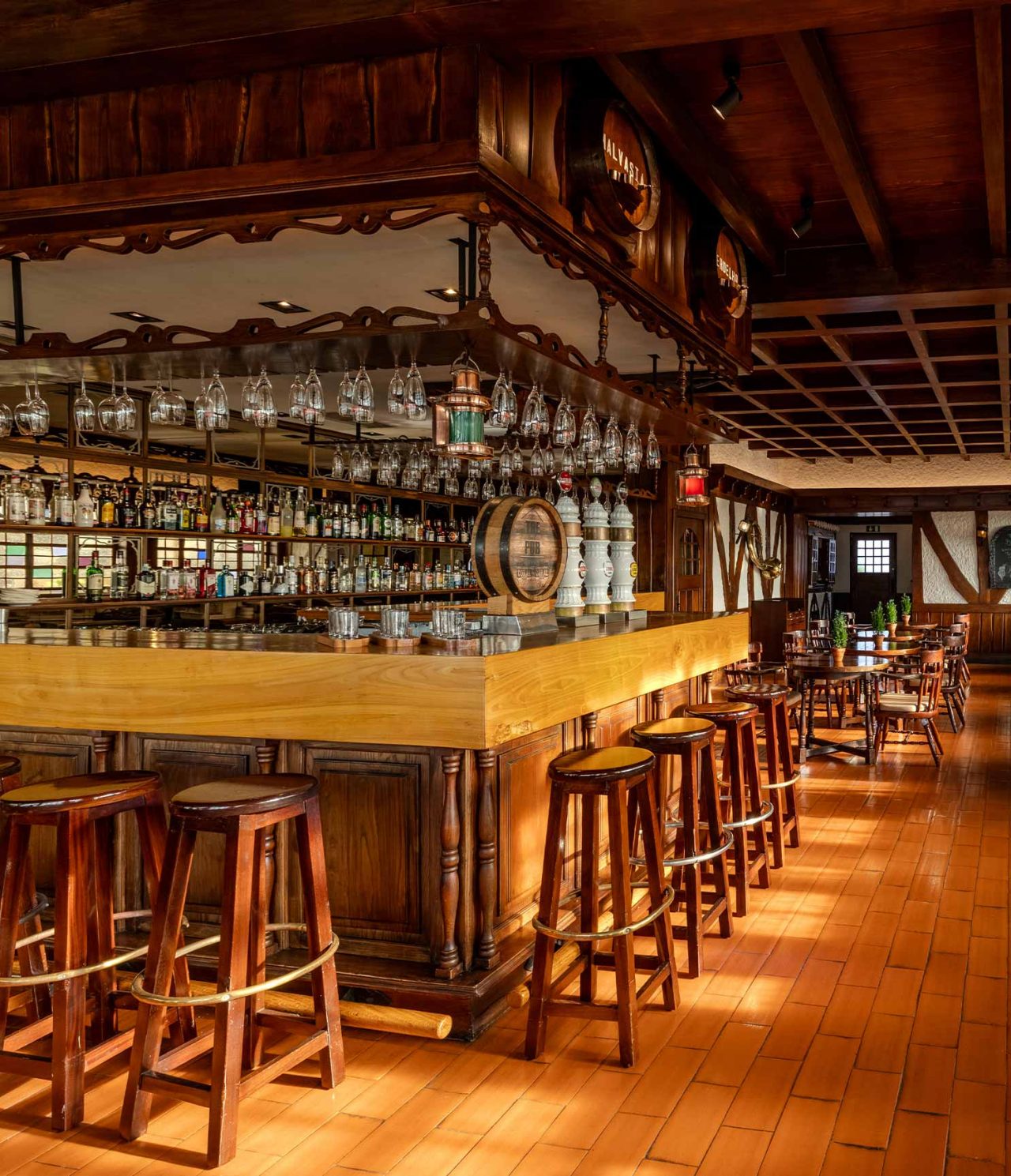 Bar del Pestana Carlton Madeira, Hotel de 5 Estrellas en Madeira con barra de madera y taburetes clásicos