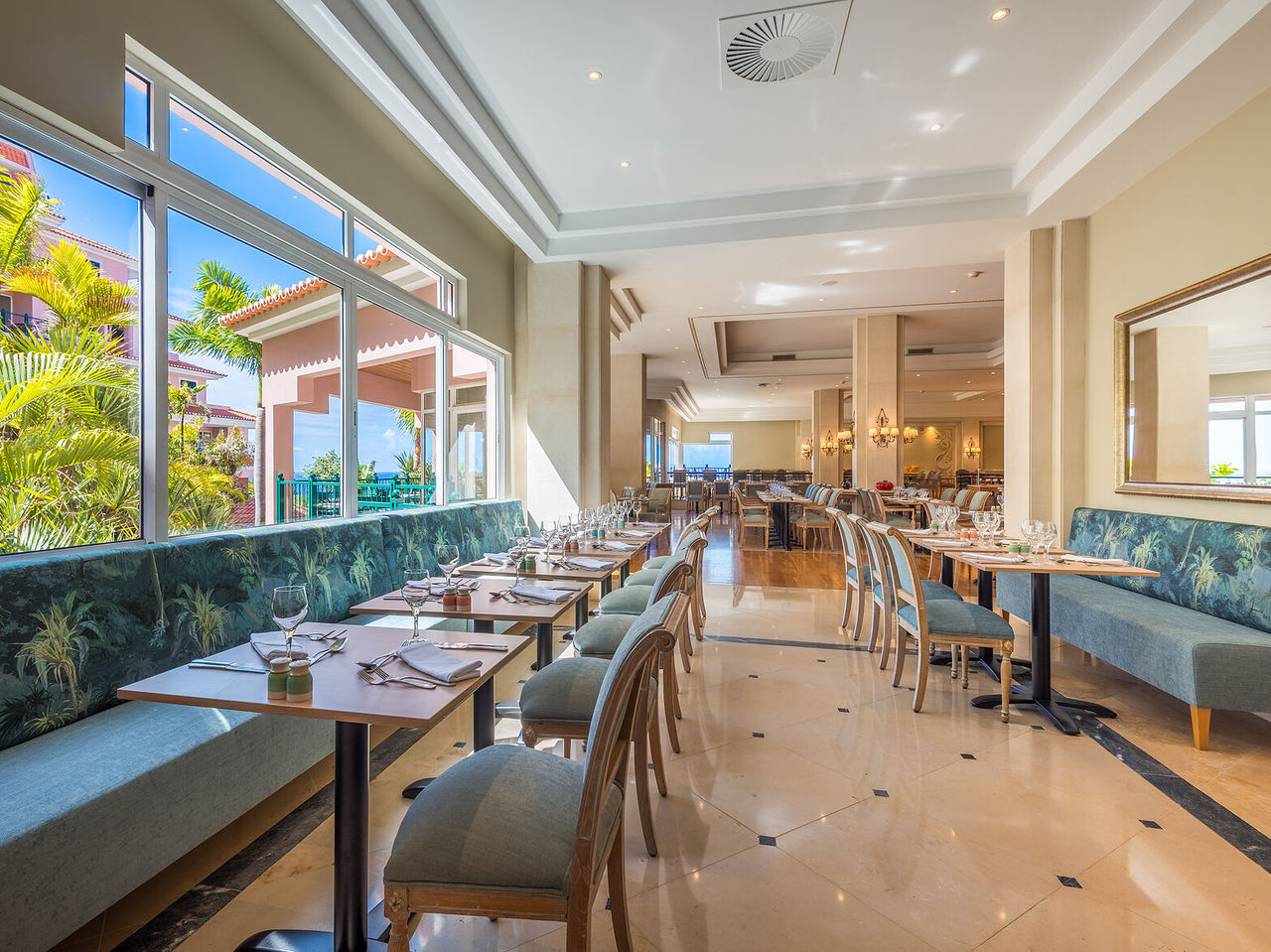 El restaurante São Lourenço Garden Terrace, del Hotel 5 Estrellas en Funchal, tiene un restaurante amplio con vista