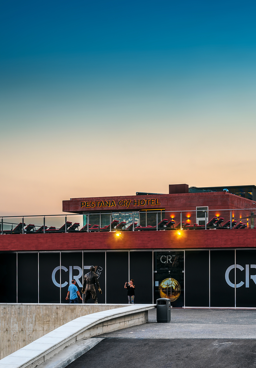 Museo de Cristiano Ronaldo junto al hotel Pestana CR7 Funchal, con personas fotografiándose con la estatua