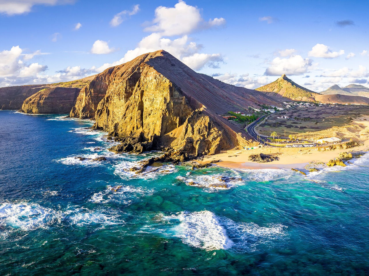 Paisaje costero exuberante de Porto Santo, con mar azul turquesa y playas de arena dorada