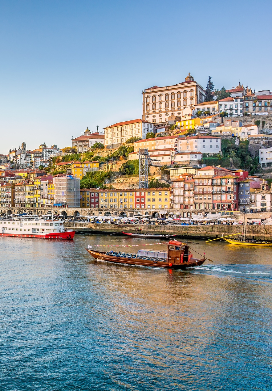Hospédate en Pestana Vintage Porto y descubre la belleza del muelle de Ribeira, con sus edificios históricos