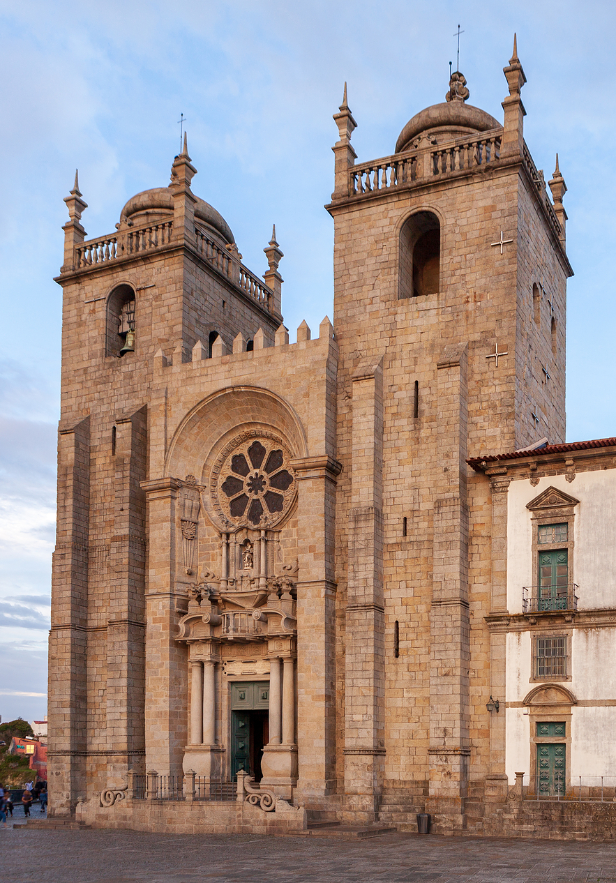Hospédate en Pestana Vintage Porto y visita la icónica Sé de Oporto, con sus torres de piedra y vitrales