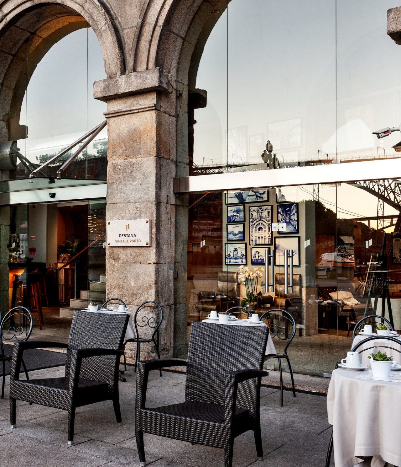El bar Heritage del hotel 5 estrellas en el centro de Oporto, tiene una terraza exterior con sillas negras y mesas