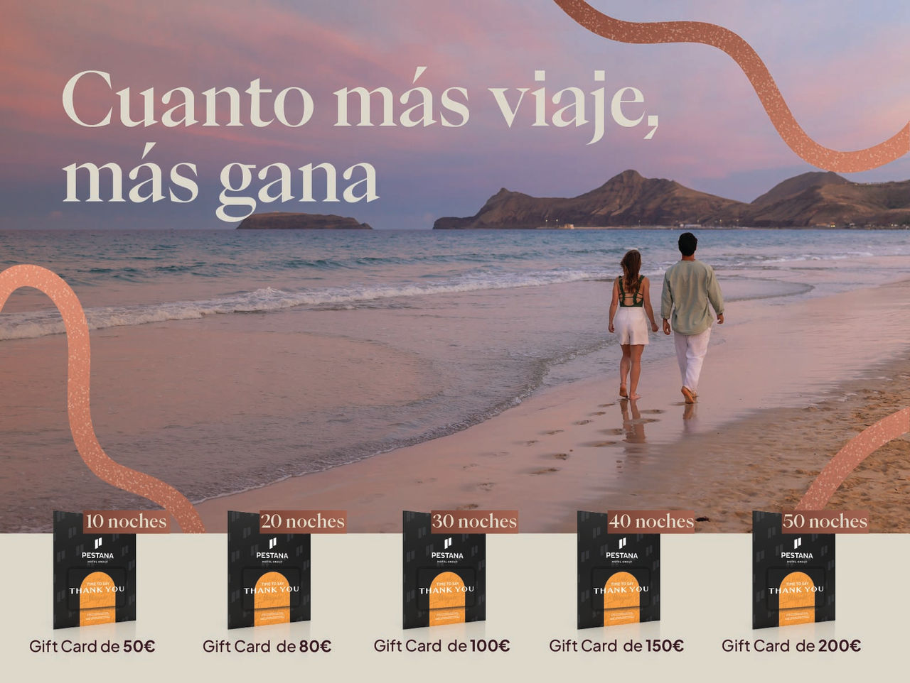 Pareja caminando por la playa al atardecer frente al mar con montañas y recompensas de gift cards por noches