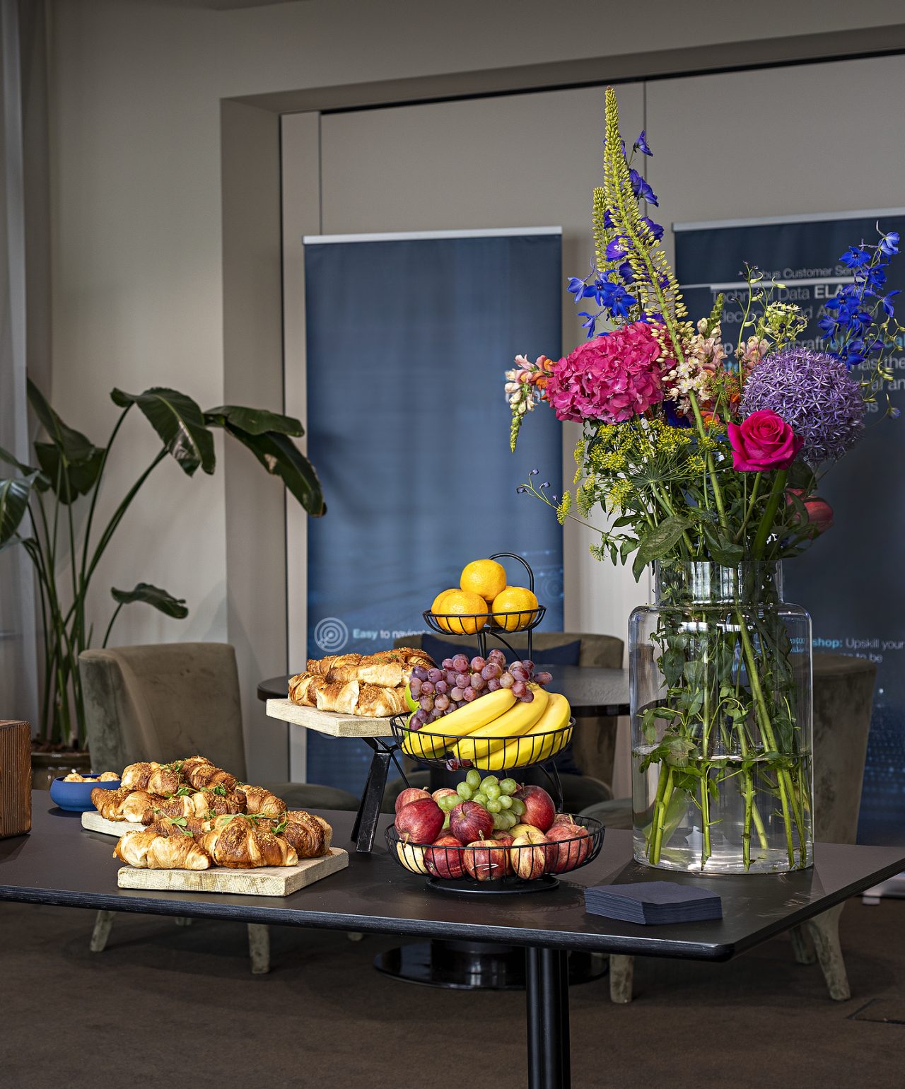 Reuniones y Conferencias en Pestana Hotel Group, con pausas para el café con varias opciones como fruta y croissants
