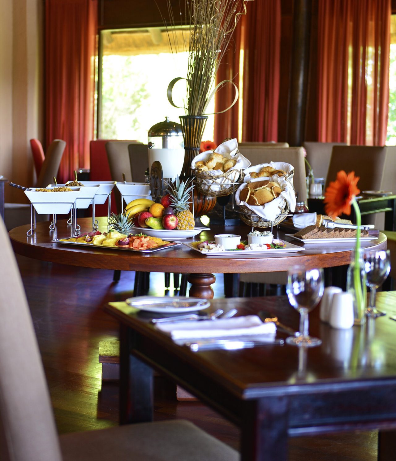 O restaurante Buhlebethu, do Hotel 4 Estrelas no Kruger Park, tem uma mesa redonda de onde pode ir tirar comida