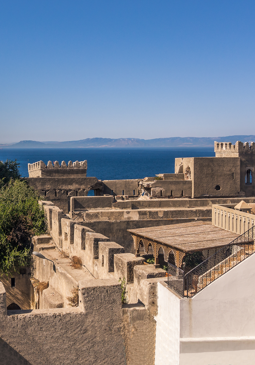 Fique no Pestana Tanger City Center, e visite a medina, com os seus edifícios icónicos junto ao mar, e com vegetação ao lado