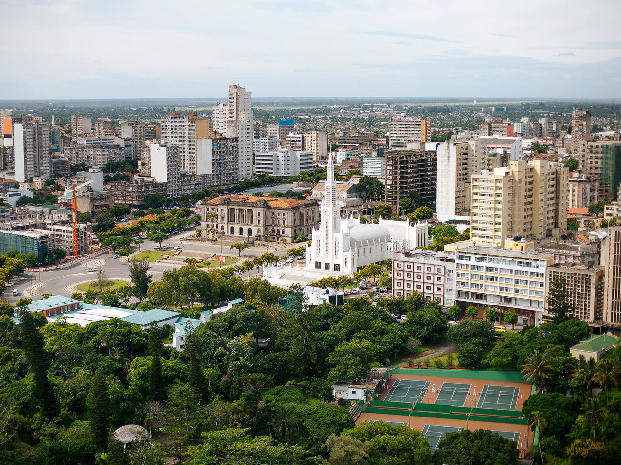 Vista sobre a cosmopolita cidade de Maputo, capital de Moçambique, com vários prédios, uma catedral e espaços verdes