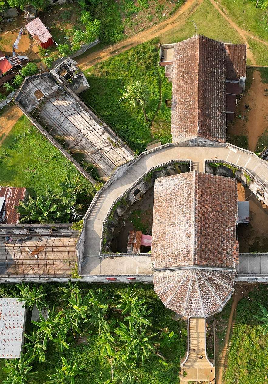 As roças de São Tomé são testemunhos da história agrícola da ilha, onde o cultivo de cacau e café moldou a cultura local