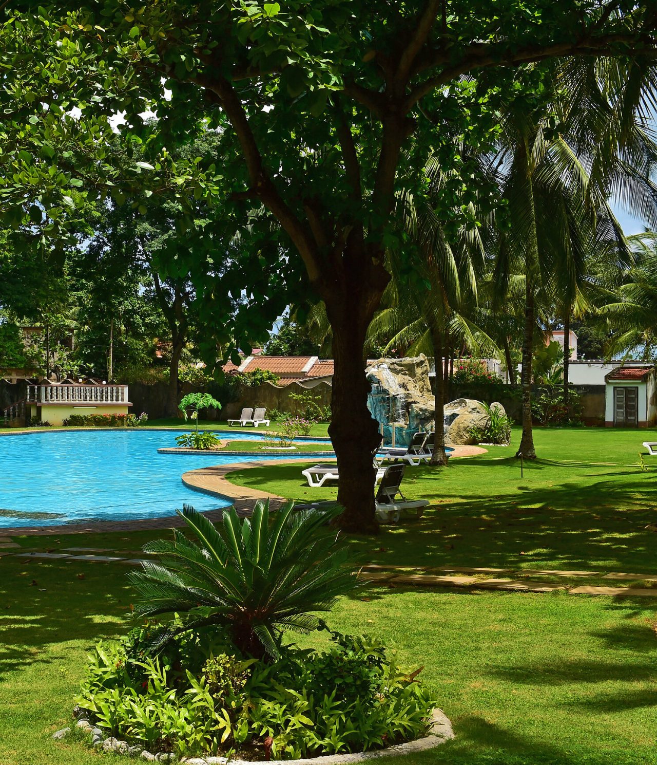 O bar Passante, do Hotel 4 Estrelas em São Tomé, tem uma piscina com espreguiçadeiras e relva