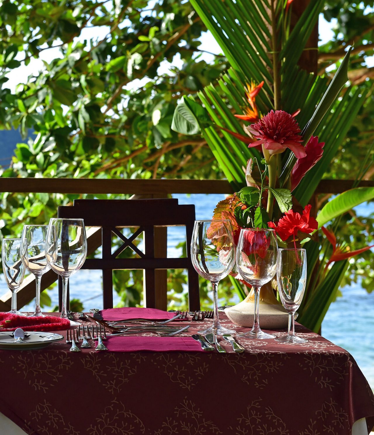 O bar Piscina, do Hotel no Ilhéu das Rolas, em São Tomé, tem uma mesa, com serviço, e vista para o mar