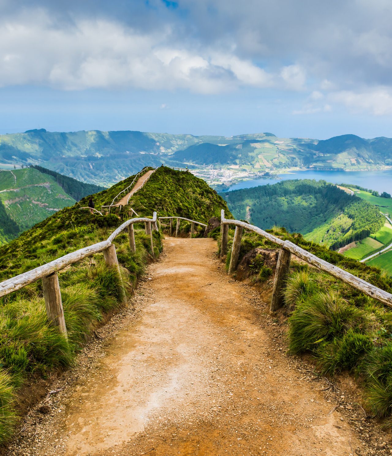 Trilho com corrimão de madeira, com vista panorâmica para a lagoa das sete cidades em São Miguel, nos Açores