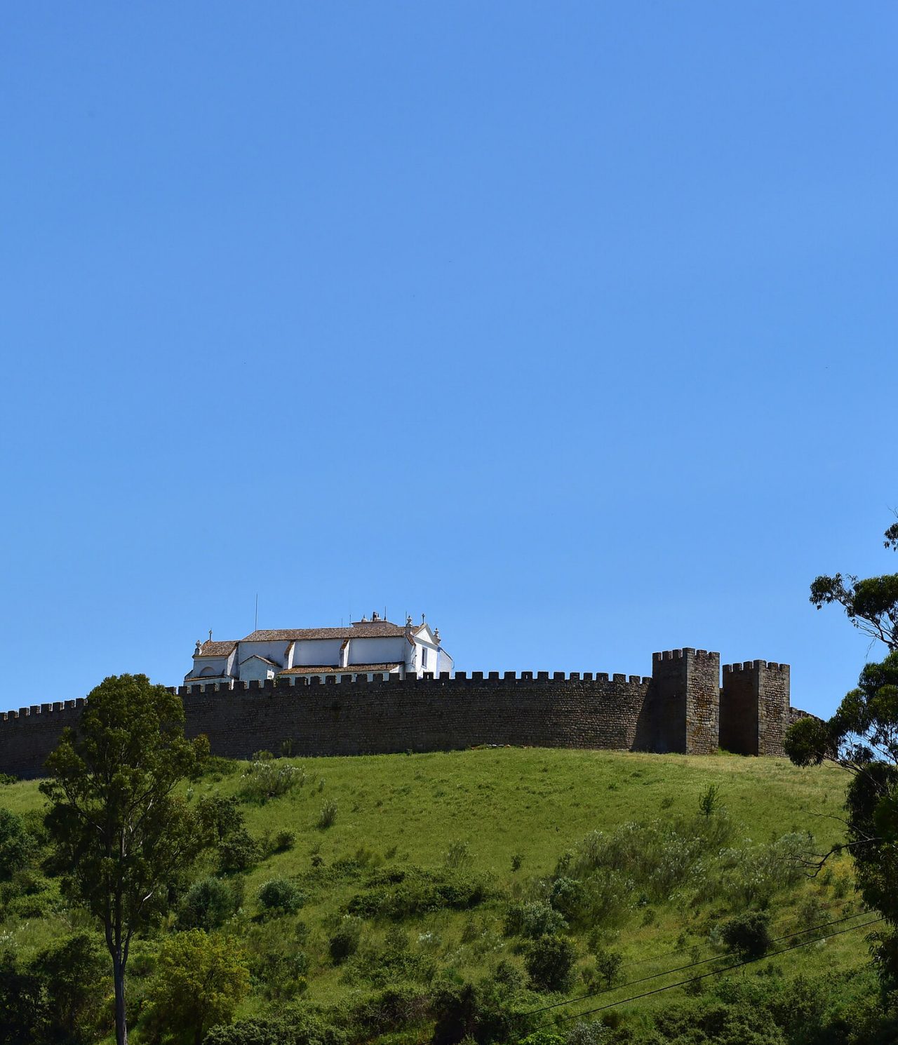 Vista panorâmica do telhado da Sé de Évora, no Alentejo com torres de arquitetura gótica e vista para a cidade